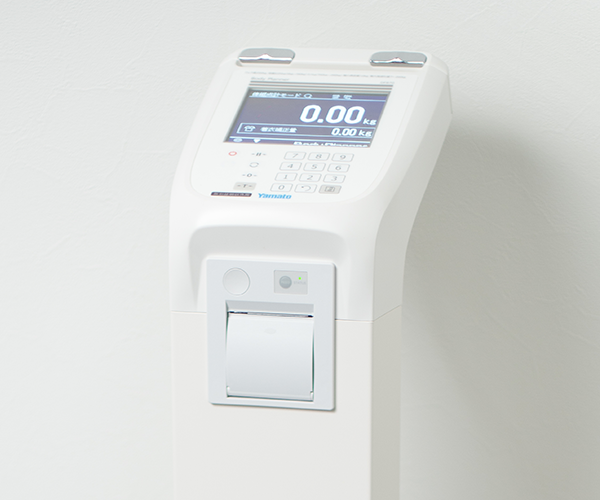 店内の体組成計でボディコンディションをチェックする様子